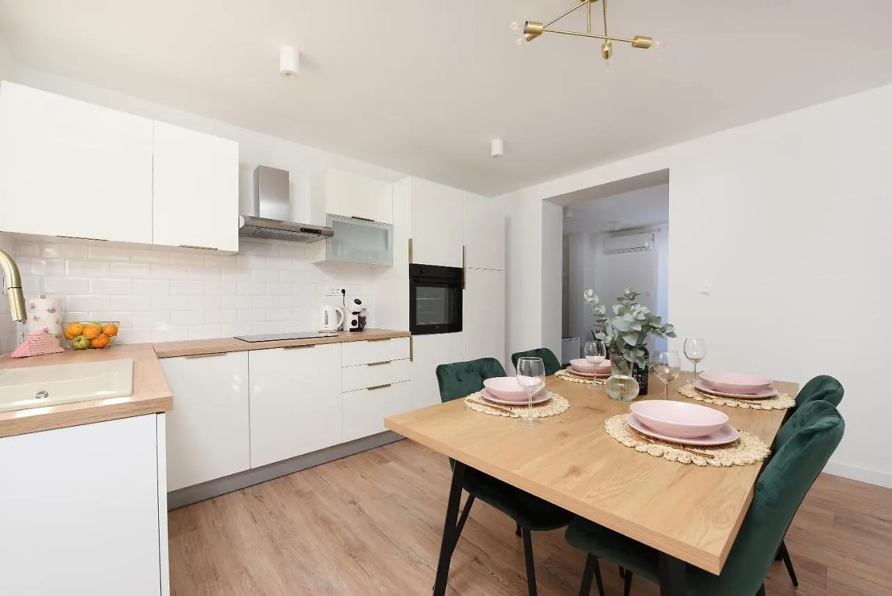 Luxury Apartment Laly Policnik 0*,